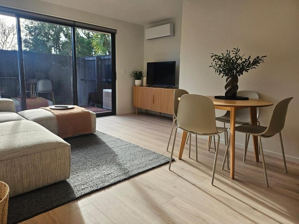 TV and multimedia, Living room, Seating area, Dining area, air conditioner