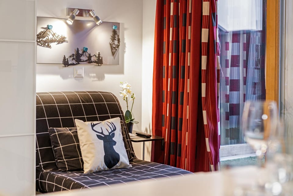 Bed, Seating area