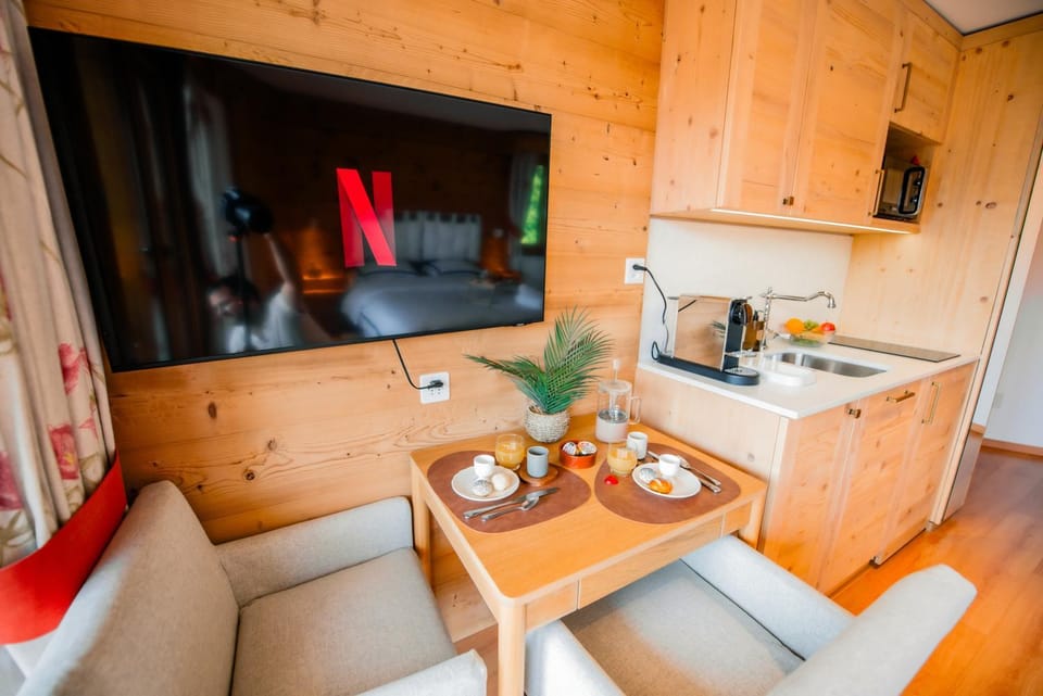 Coffee/tea facilities, Kitchen or kitchenette, Living room, Food and drinks, Seating area, Dining area, Food, minibar, stove
