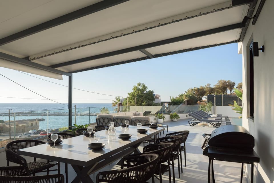 Patio, Restaurant/places to eat, Day, View (from property/room), Balcony/Terrace, Living room, Seating area, Dining area