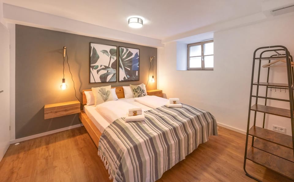 Bed, Photo of the whole room, Bedroom, storage, towels