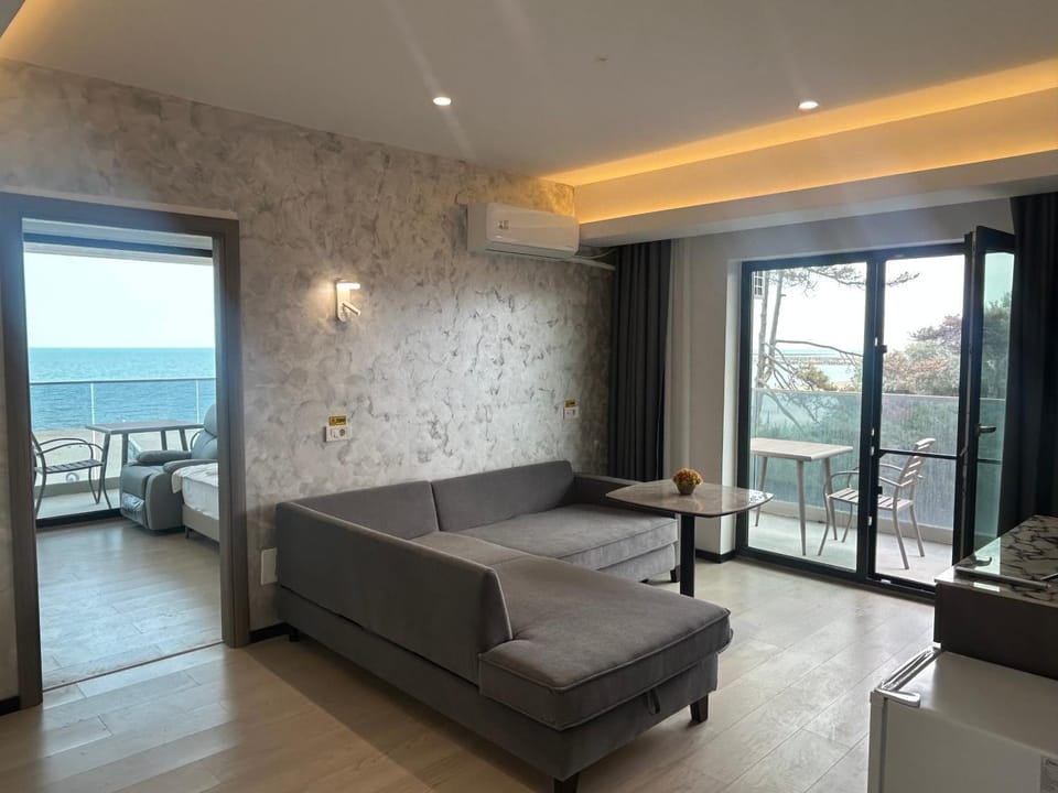Bed, Natural landscape, View (from property/room), Balcony/Terrace, Living room, Photo of the whole room, Sea view