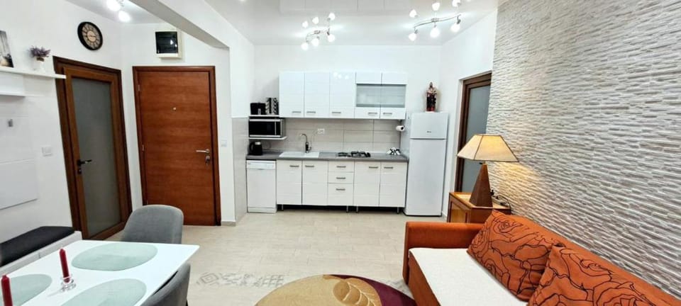 Kitchen or kitchenette, Living room, Seating area, Dining area, stove