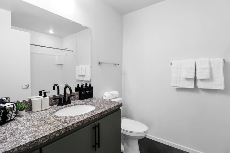 Centric 2BR In HEART of DTPHX Free Garage Parking Apartment in Phoenix