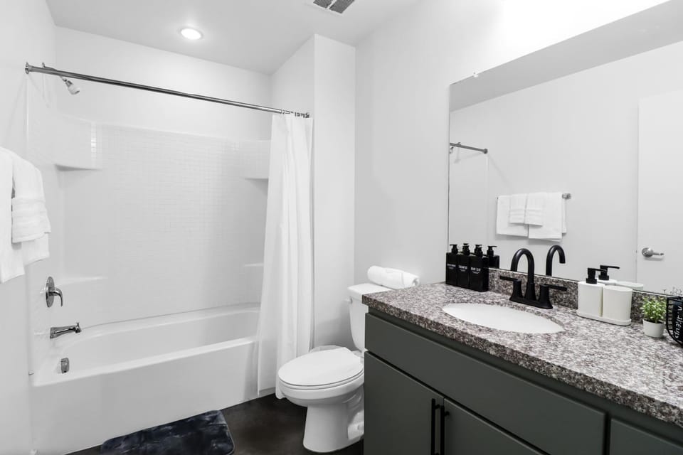 Centric 2BR In HEART of DTPHX Free Garage Parking Apartment in Phoenix