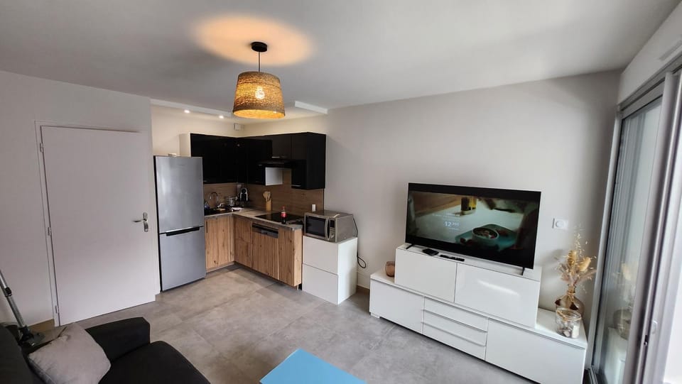 TV and multimedia, Kitchen or kitchenette, Living room, oven, stove