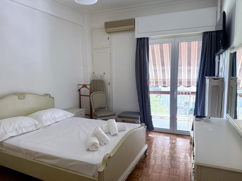 Bed, TV and multimedia, Bedroom, towels, air conditioner
