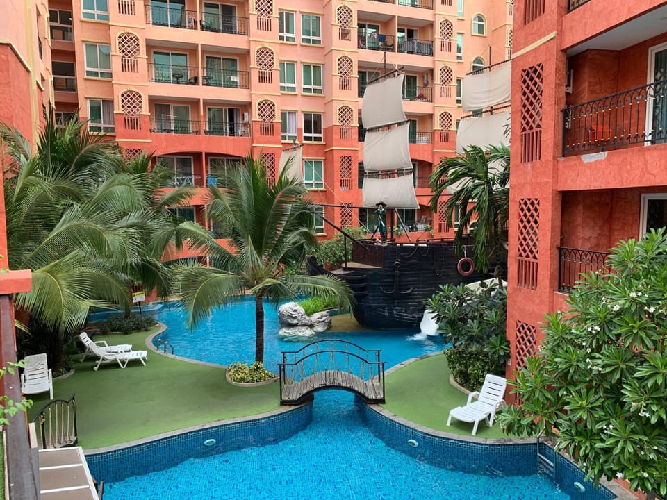 Property building, Day, Balcony/Terrace, Pool view, Swimming pool, Swimming pool, sunbed