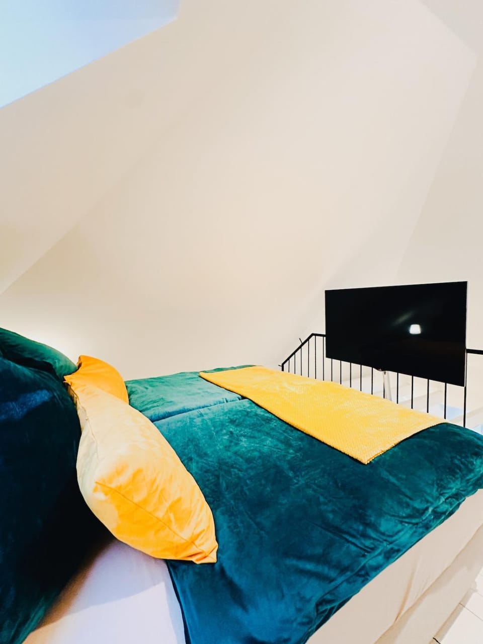 Bed, TV and multimedia, Evening entertainment, Bedroom