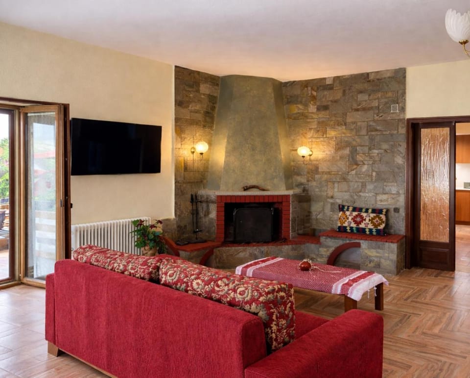 TV and multimedia, Living room, Seating area, fireplace