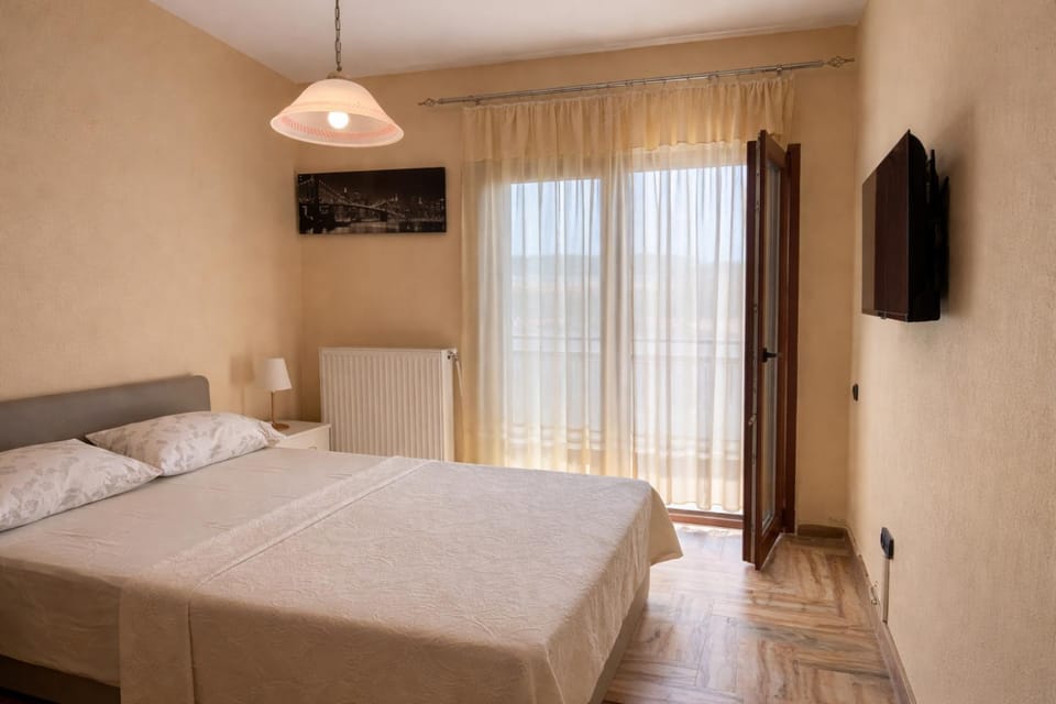 Bed, TV and multimedia, Bedroom