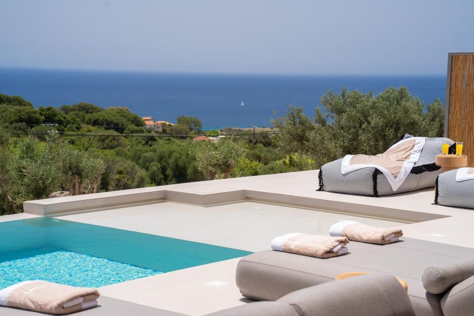 Patio, Day, Natural landscape, View (from property/room), Balcony/Terrace, Pool view, Sea view, Swimming pool, sunbed