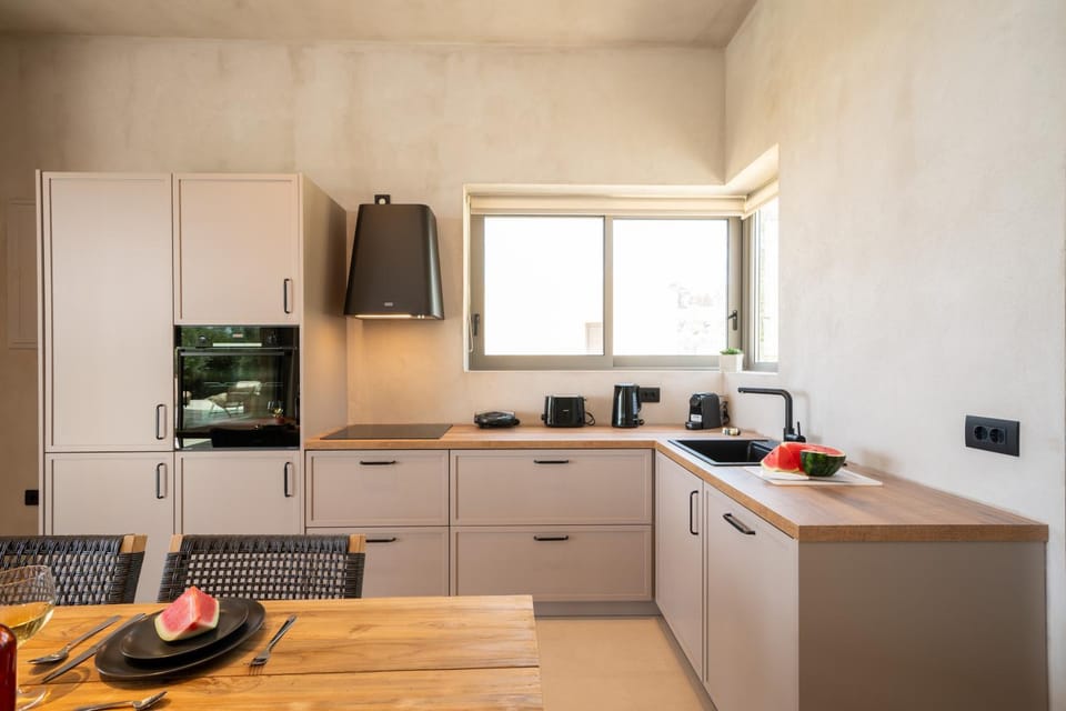 Coffee/tea facilities, Kitchen or kitchenette, Dining area, oven, stove, toaster