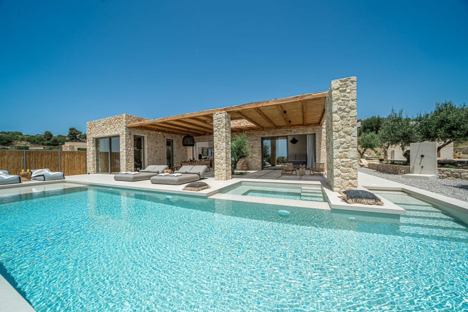 Property building, Patio, Day, Pool view, Swimming pool, sunbed