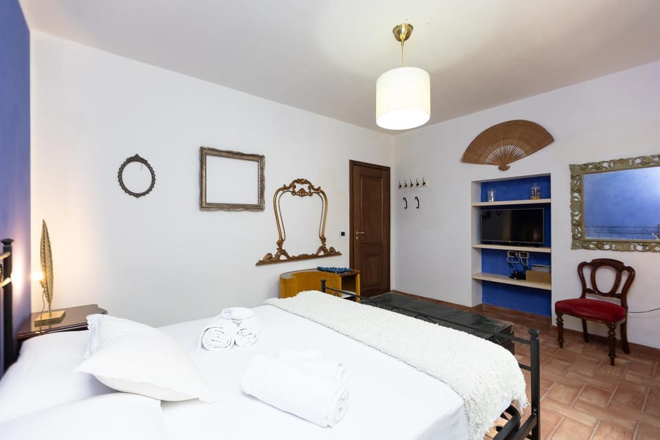 Bed, TV and multimedia, Photo of the whole room, Bedroom, wardrobe