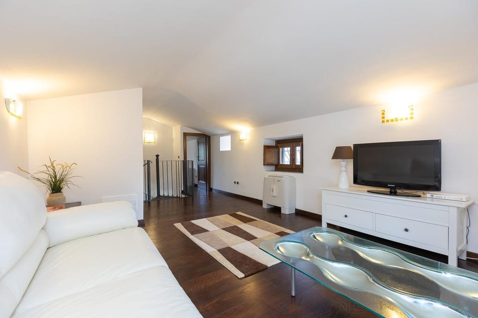 Communal lounge/ TV room, TV and multimedia, Living room, Seating area, Evening entertainment