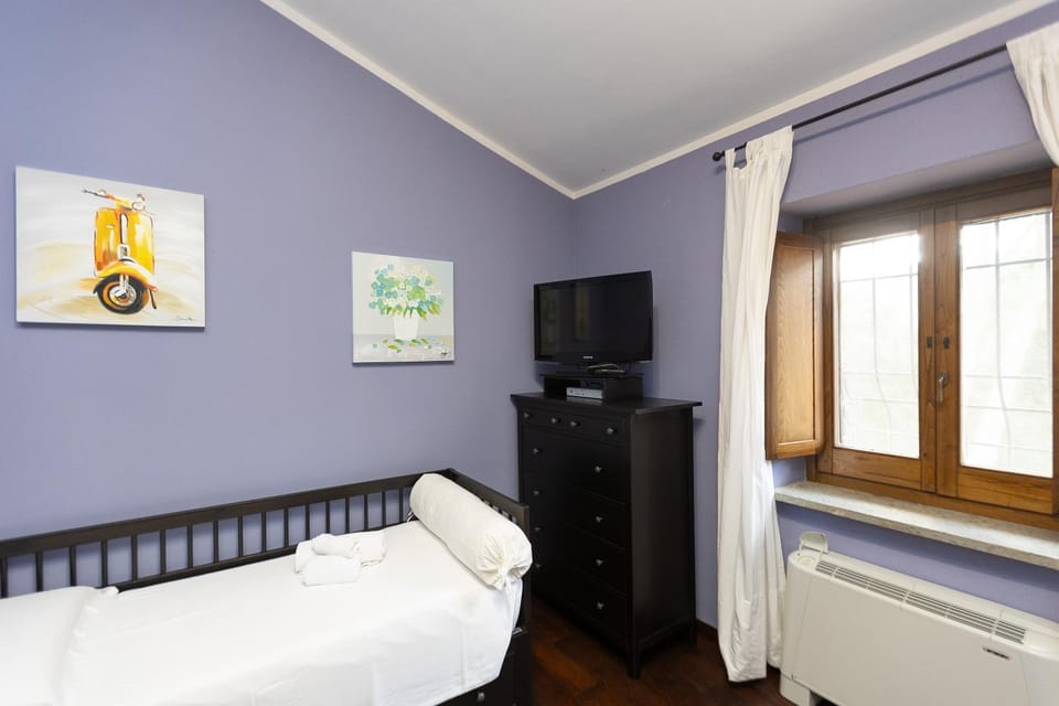 Bed, TV and multimedia, Photo of the whole room, Bedroom