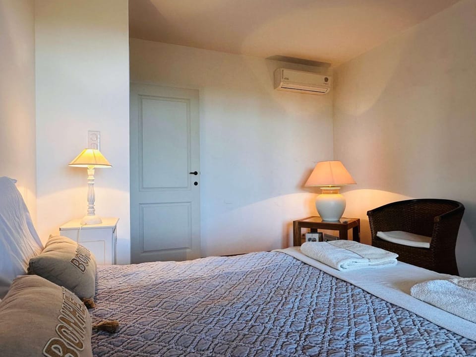 Bed, Photo of the whole room, Bedroom, air conditioner