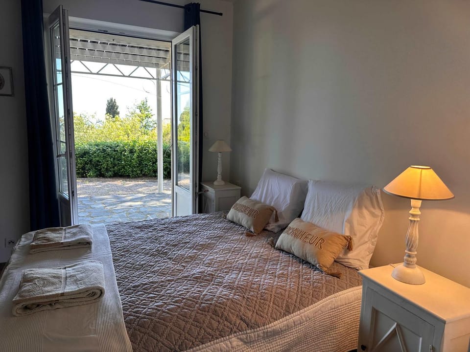 Bed, Photo of the whole room, Bedroom, towels