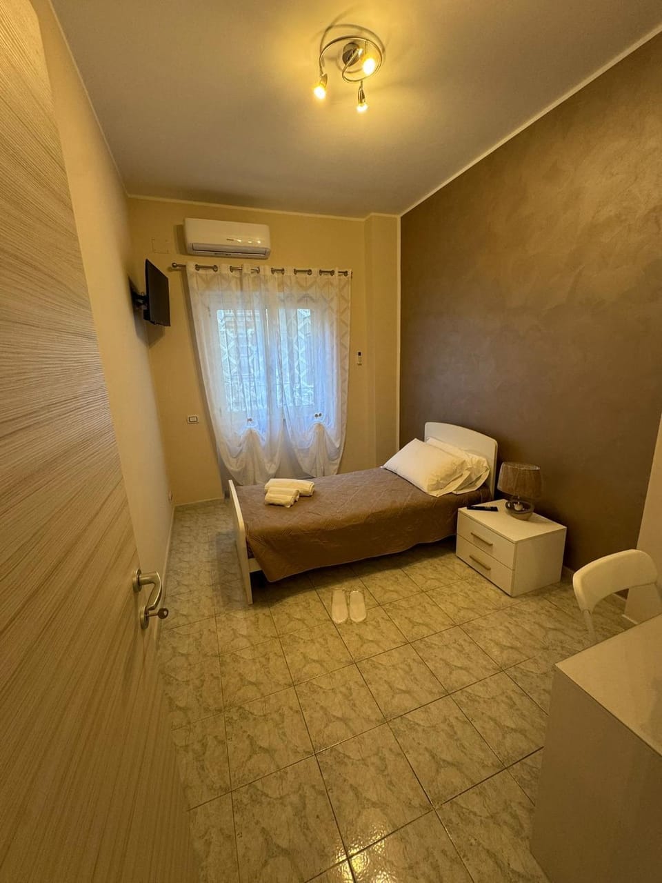 Photo of the whole room, Bedroom