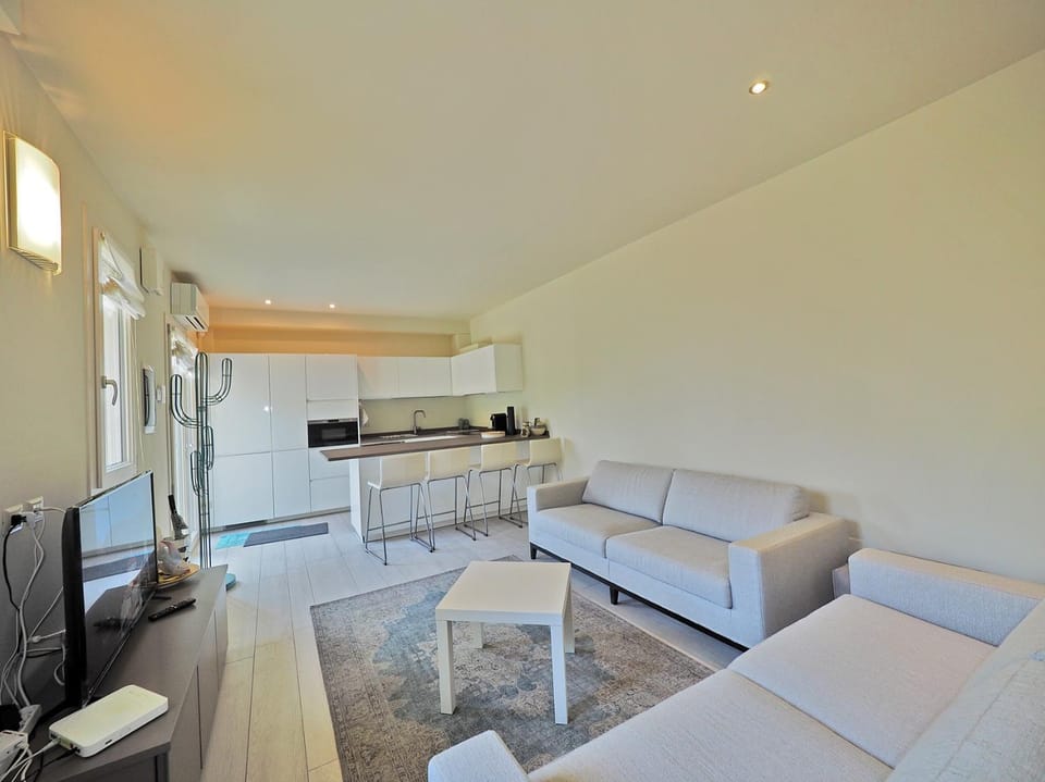 TV and multimedia, Kitchen or kitchenette, Living room, Seating area, Dining area