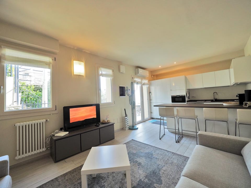 Living room, Seating area, Dining area, stove