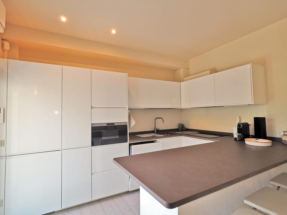 Kitchen or kitchenette, dishwasher, stove
