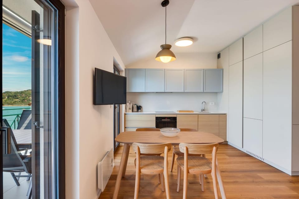 TV and multimedia, Kitchen or kitchenette, Dining area, Sea view, oven