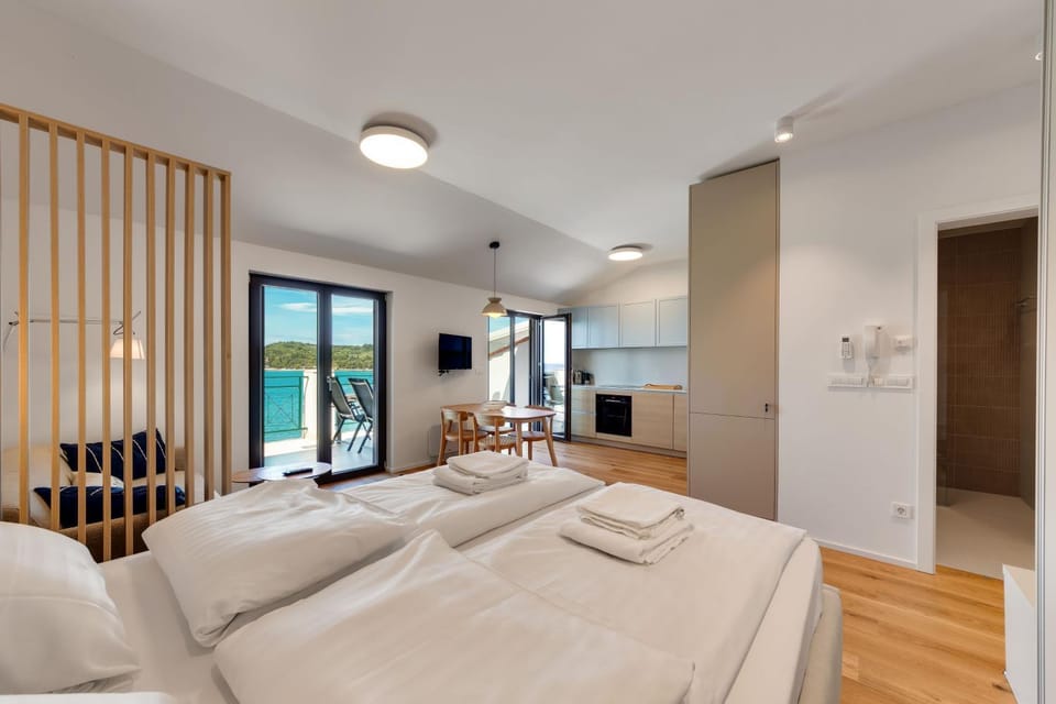 Property building, Bed, Kitchen or kitchenette, Dining area, Bedroom