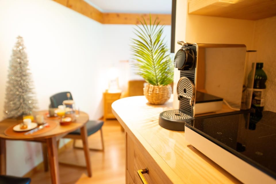 Kitchen or kitchenette, Dining area, minibar