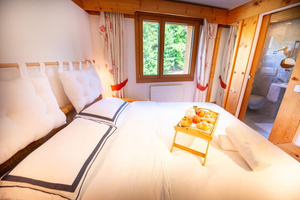 Bed, Food and drinks, Photo of the whole room, Bedroom, Food, towels