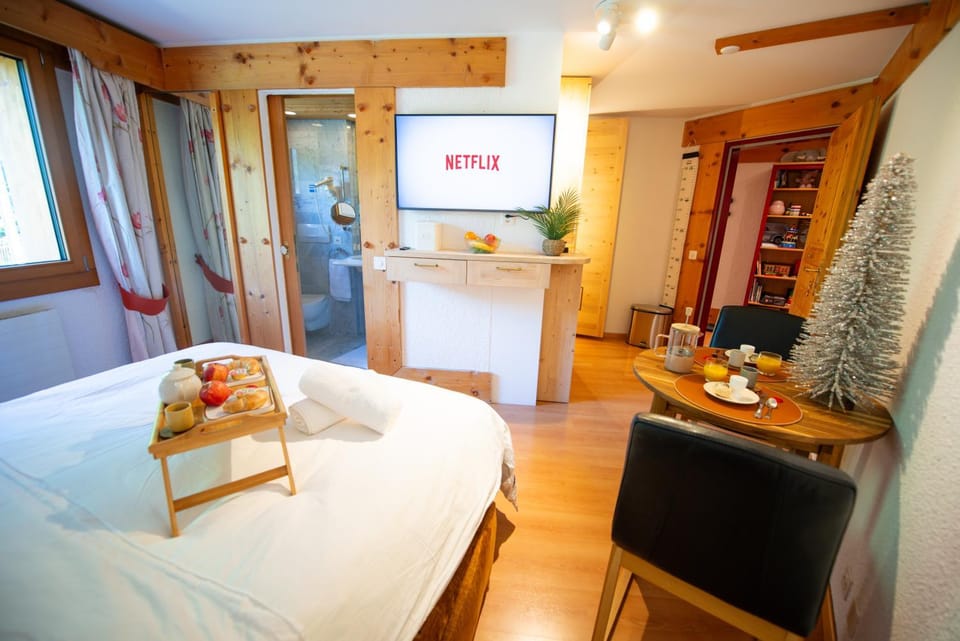 Bed, TV and multimedia, Kitchen or kitchenette, Living room, Photo of the whole room, Seating area, Dining area, Bedroom, minibar