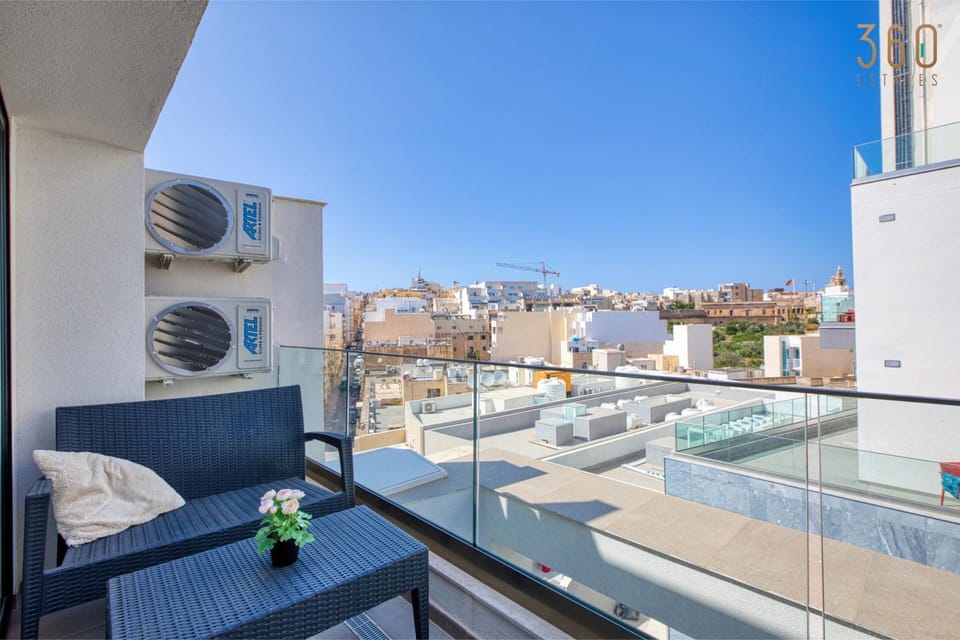 Patio, Day, Balcony/Terrace, Seating area, City view, Pool view, Swimming pool, sunbed