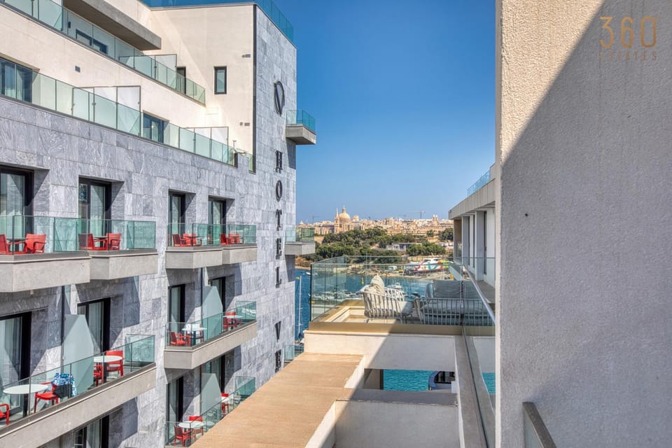 Property building, Day, Natural landscape, View (from property/room), Balcony/Terrace, City view, Sea view