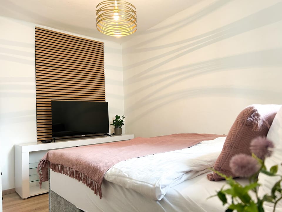 Bed, TV and multimedia, Photo of the whole room, Evening entertainment, Bedroom