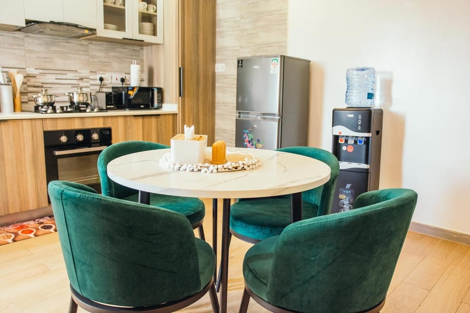 Coffee/tea facilities, Kitchen or kitchenette, Living room, Seating area, Dining area, oven, stove, toaster