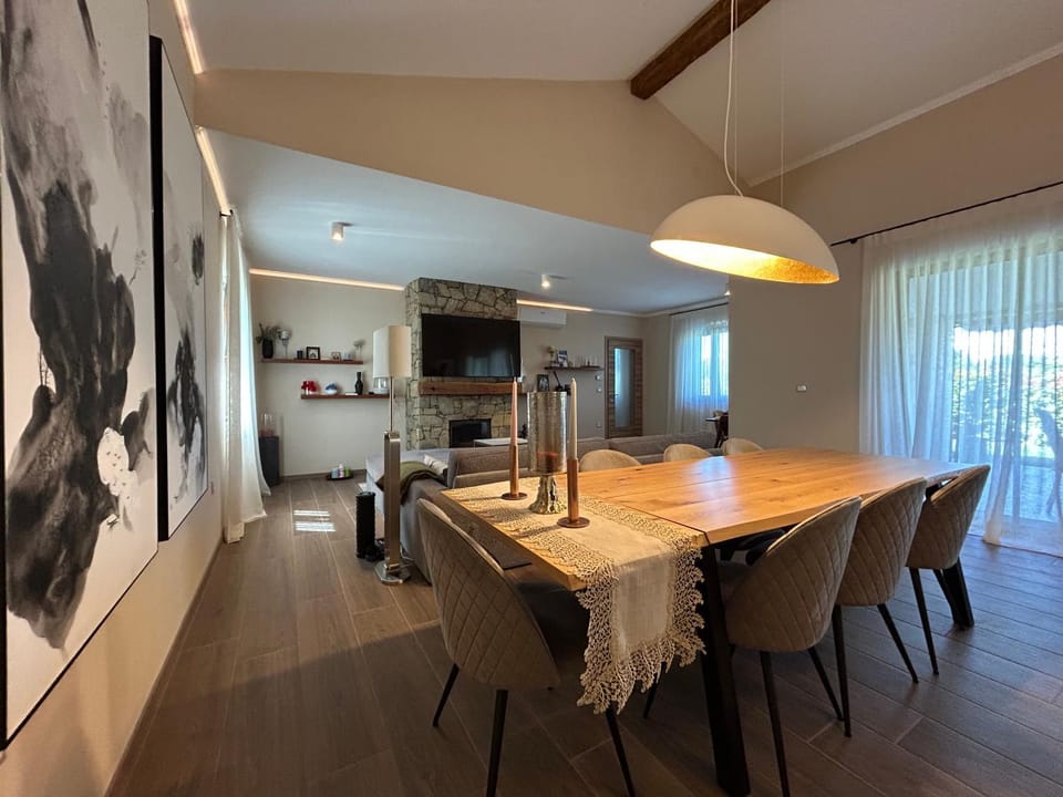 Kitchen or kitchenette, Living room, Seating area, Dining area