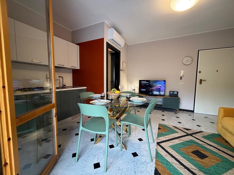 TV and multimedia, Kitchen or kitchenette, Living room, Seating area, Dining area