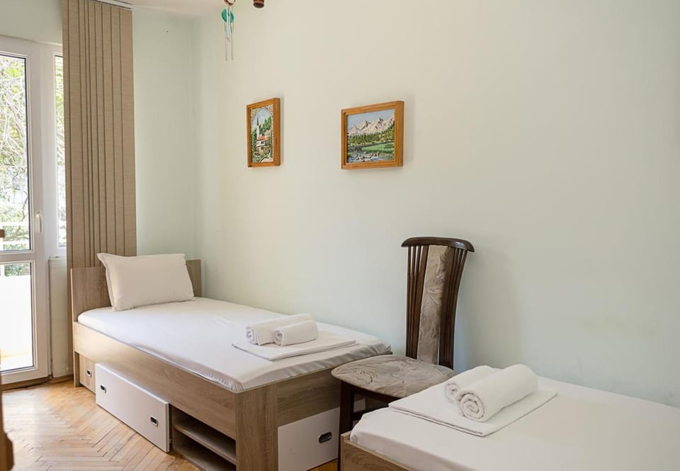 Bed, Bedroom, towels