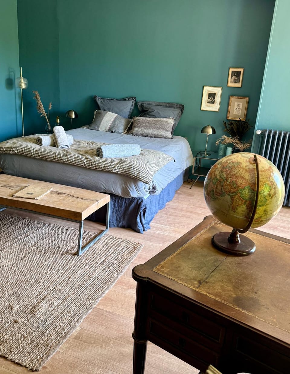 Bed, Seating area, Bedroom