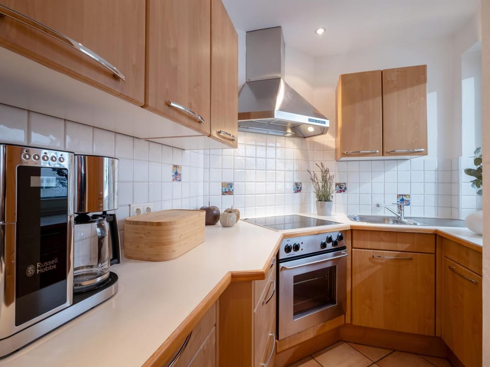 Coffee/tea facilities, Kitchen or kitchenette, stove