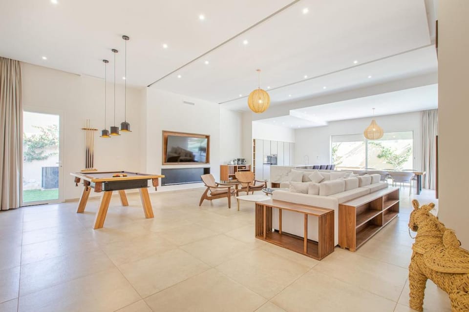 Communal lounge/ TV room, TV and multimedia, Living room, Seating area, Evening entertainment