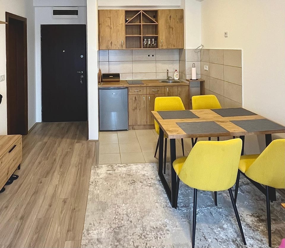 Kitchen or kitchenette, Living room, Seating area, Dining area, minibar, stove