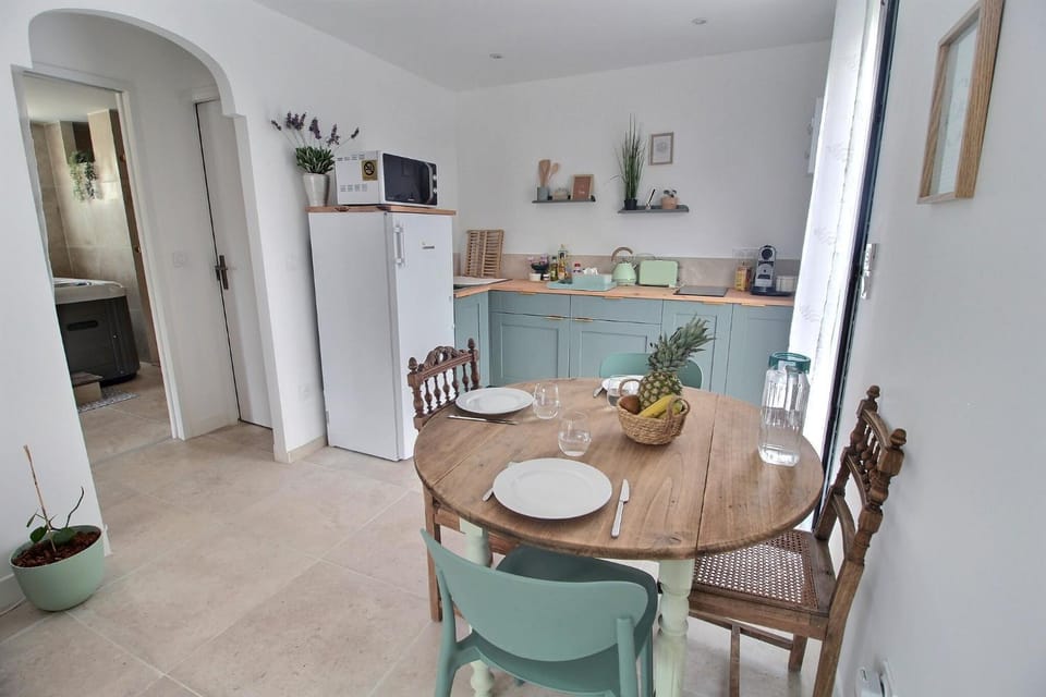 Kitchen or kitchenette, Dining area, stove