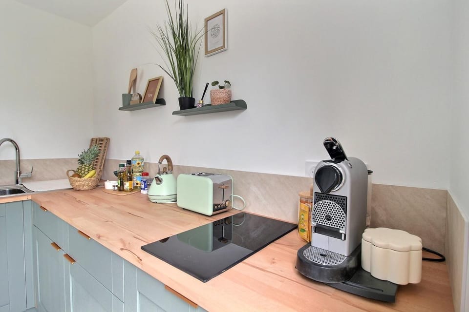 Coffee/tea facilities, Kitchen or kitchenette, stove, toaster