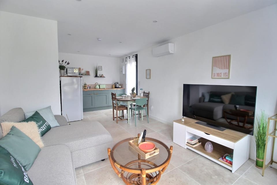 Communal lounge/ TV room, TV and multimedia, Living room, Seating area, Dining area