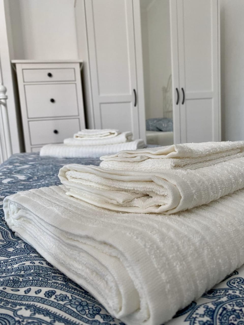 Bedroom, towels