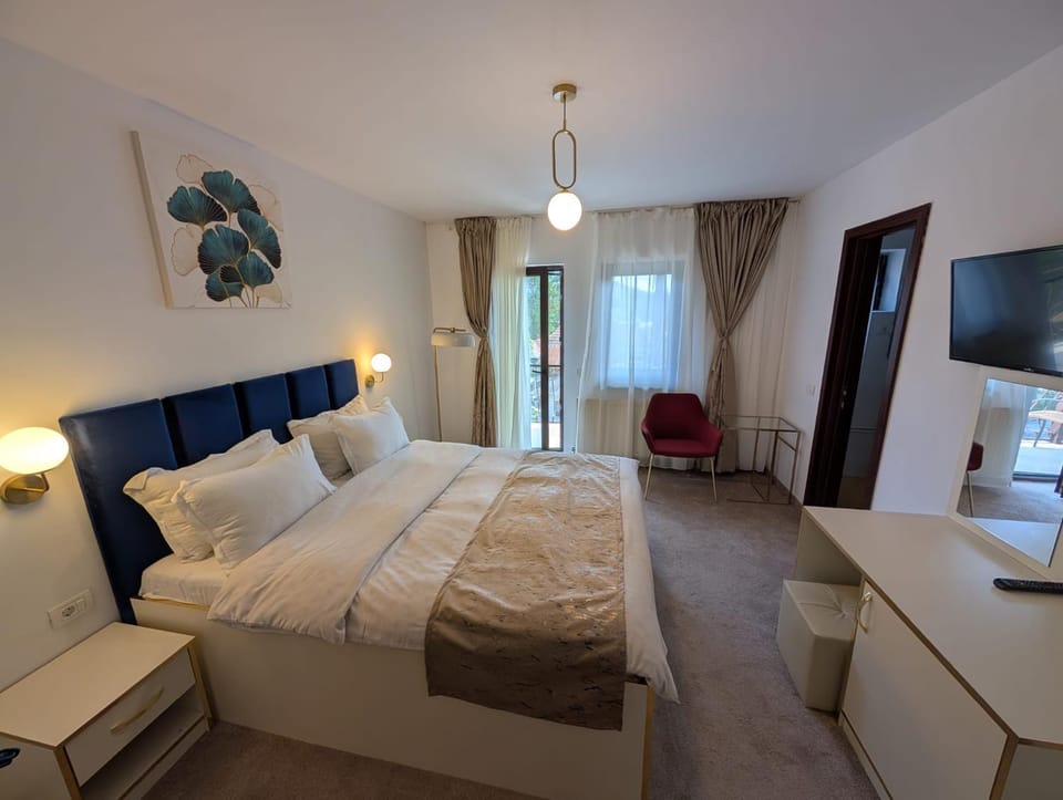 Bed, TV and multimedia, Photo of the whole room, Bedroom