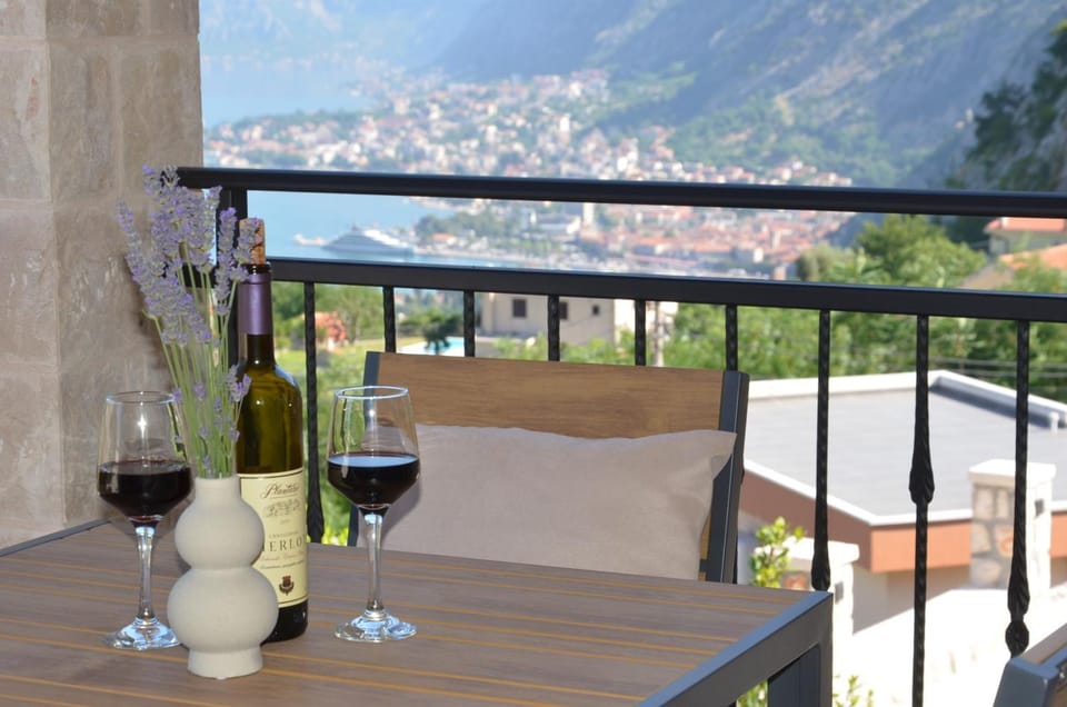 Patio, Day, View (from property/room), Balcony/Terrace, Dining area, City view, Mountain view
