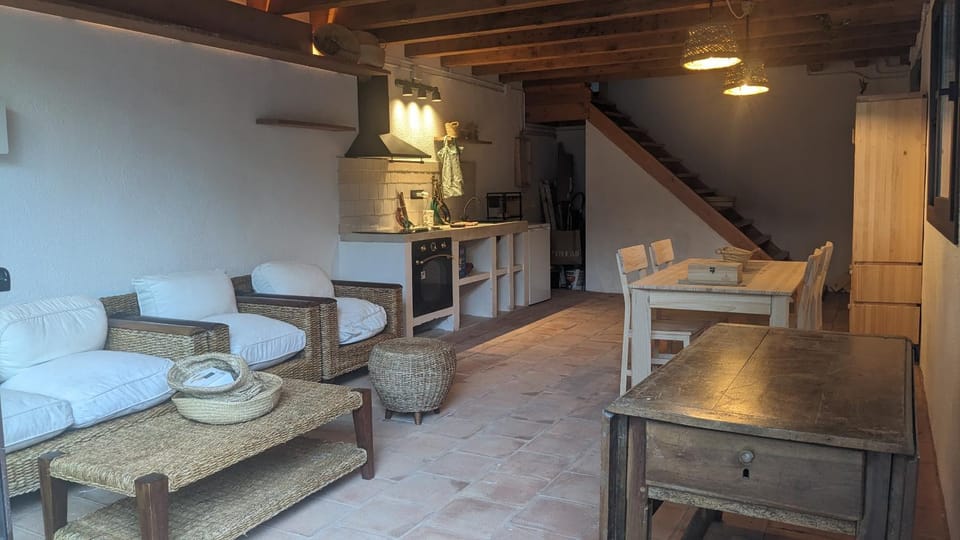 Kitchen or kitchenette, Living room, Seating area, Dining area
